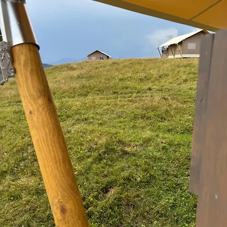 Luxury tent понад хмарами